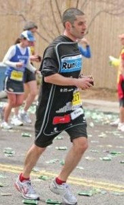 Jason Jacobs（首席执行官）穿着跑步服参加波士顿马拉松比赛